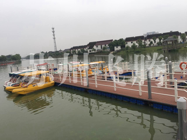 休闲游船水上码头平台.jpg